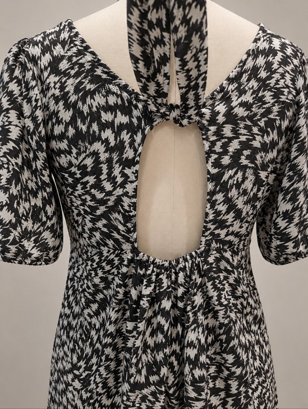 Torrid Low Back Tie Open Keyhole Back Puff Sleeve V Neck Animal Print Blouse - Picture 6 of 9